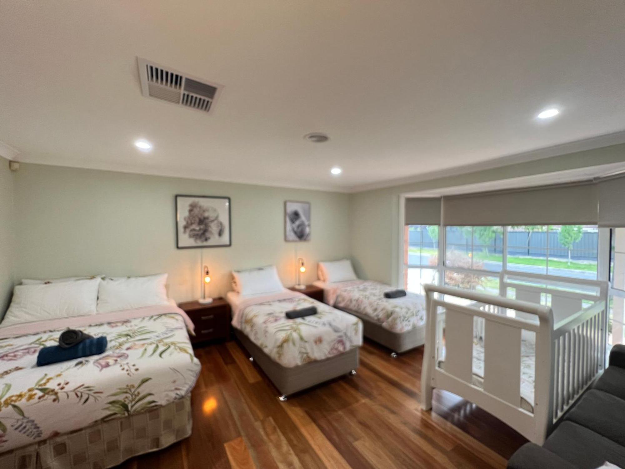 Spacious 6 Bedroom Holiday Home 15 Min Away From Melbourne Airport Sydenham Luaran gambar