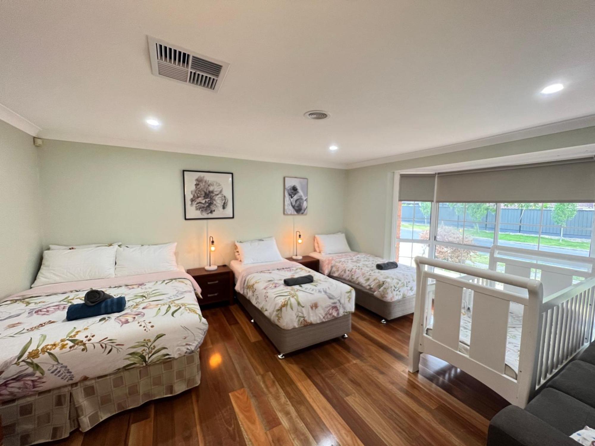 Spacious 6 Bedroom Holiday Home 15 Min Away From Melbourne Airport Sydenham Luaran gambar